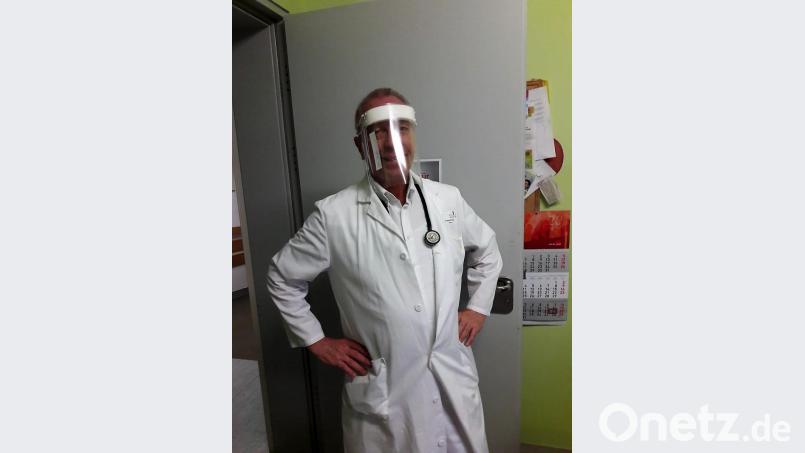 Allgemeinarzt Dr. Roland Vogel aus Kastl demonstriert, wie ein Full-Face-Schild aussieht. Gefertigt wurde es von Mitarbeitern des Krankenhauses Vohenstrauß. Bild: stg