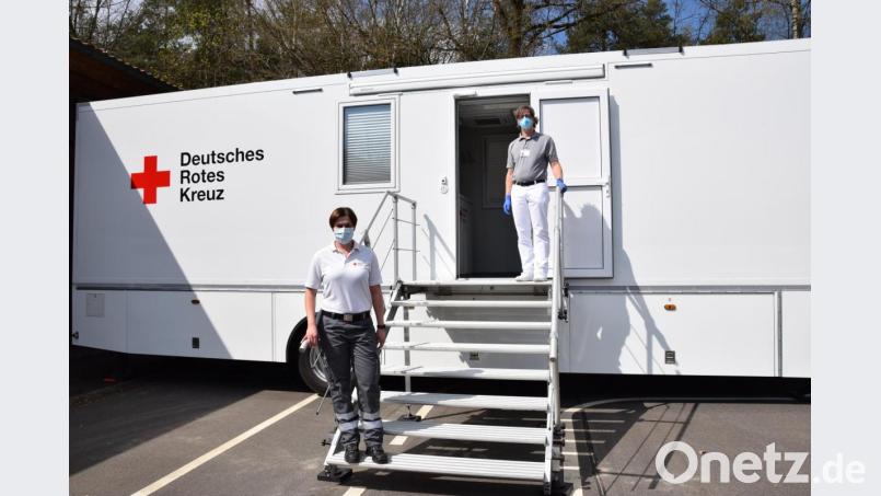 Dr. Martin Poschenrieder (oben rechts) und Arzthelferin Corinna Rewitzer bereiten die mobile Arztpraxis des Landkreises auf den Betrieb vor. Bild: exb/Claudia Prößl