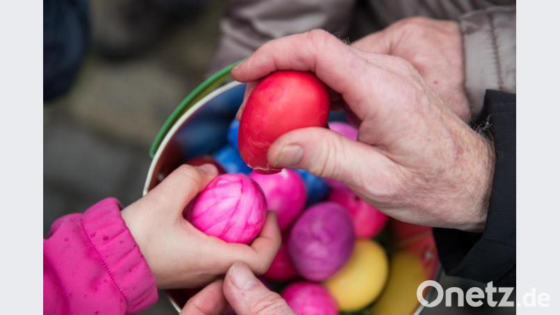 Ostern im Familienverbund aus drei Generationen - das wird dieses Jahr nichts. So manch einer dürfte seine Familie an den Feiertagen vermissen. Symbolbild: Daniel Karmann / dpa