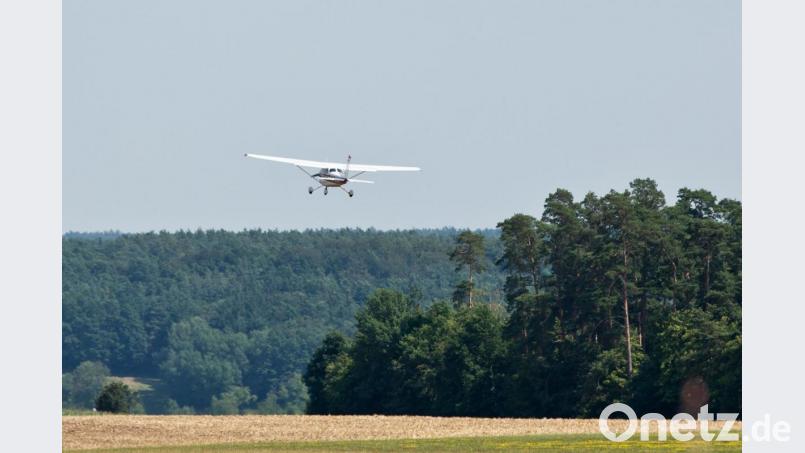 Fast in der gesamten Oberpfalz sind am Ostersonntag wegen hoher Waldbrandgefahr Beobachtungsflieger unterwegs. Bild: Daniel Karmann/dpa