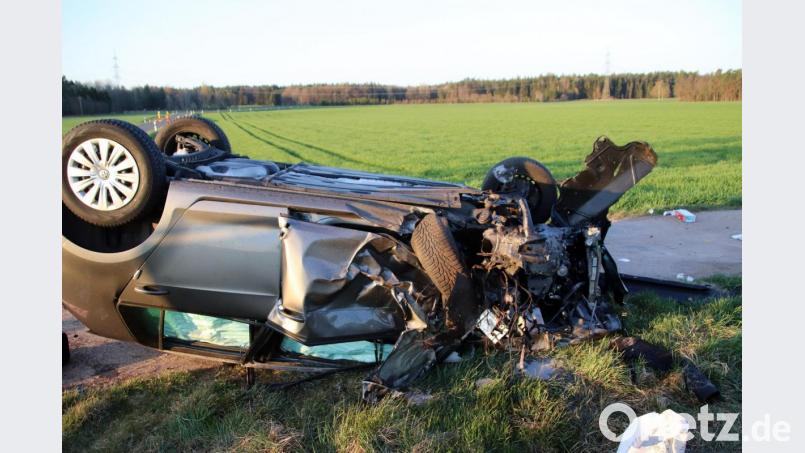 Der völlig zerstörte Golf auf dem Feldweg. Bild: jma