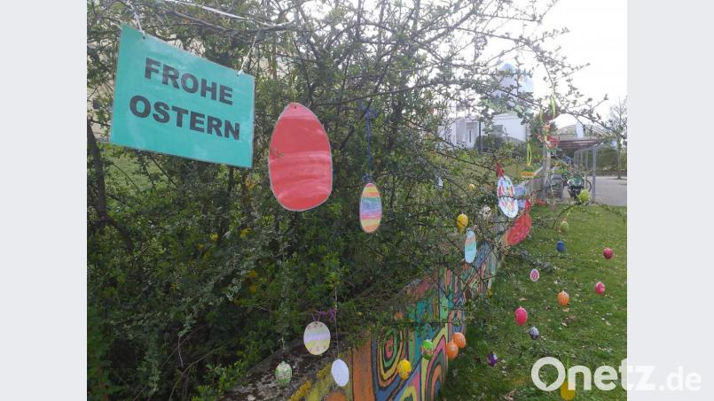 Max Hartinger aus der 2b der Albert-Schweitzer-Grundschule in Amberg vermisst seine Freunde. Deswegen hatte er die Idee, vor der Schule einen Oster-Treffpunkt einzurichten. Die Kinder hinterlassen dort ihre Grüße. Bild: tk