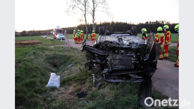Die Feuerwehr Mantel musste viele Trümmer des Wagens aufsammeln. Bild: jma