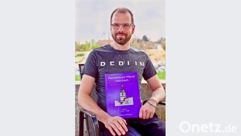 Der lilafarbene Einband des Ortsfamilienbuchs kommt nicht von ungefähr: Zum Ende des 16. Jahrhunderts war Hahnbach evangelisch geprägt und entsprechend passt lila (als Farbe der Reformation) perfekt ins Bild, erklärt Andreas Sichelstiel. Bild: tat
