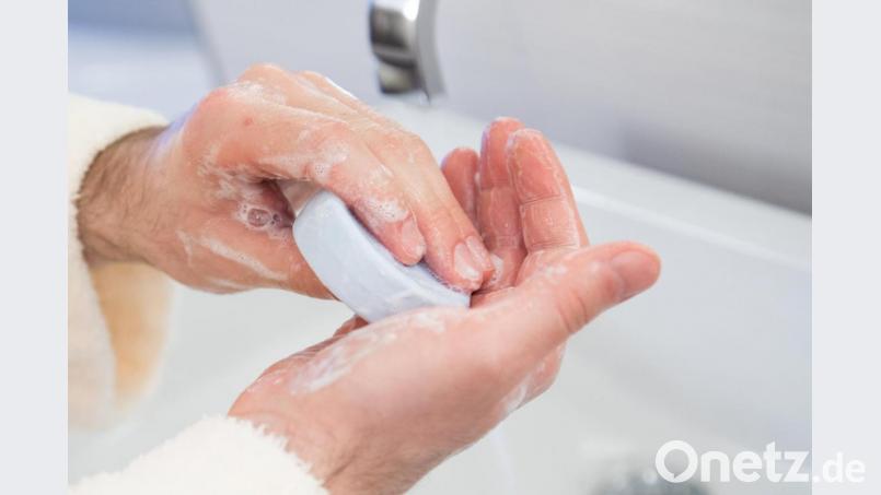 Welche Seife verwende ich am besten zum Abtöten von Coronaviren? Bild: Christin Klose/dpa