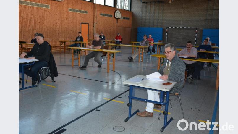 Aufgrund des Coronavirus fand die letzte Gemeinderatssitzung in der Legislaturperiode in der Schulturnhalle Pechbrunn statt, wo die Gemeinderäte genügend Abstand zum Gegenüber hatten. Bild: jr