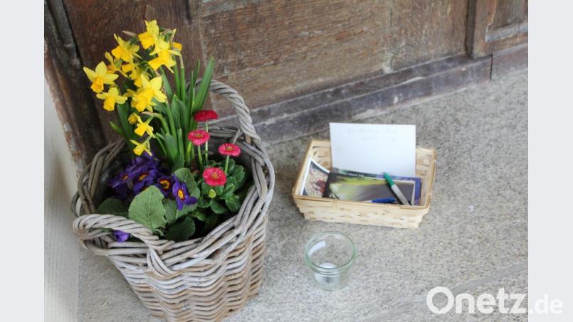 &quot;Gerne könnt Ihr ein Kärtchen schon zu Hause vorbereiten oder euch eine Karte aus dem Korb nehmen&quot;, erklärt der evangelische Pfarrer Christoph Zeh aus Erbendorf. Bild: fks