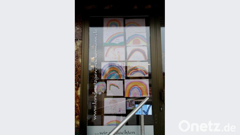 Mit Regenbogenbildern und "Bleibt gesund"-Gruß malen Trabitzer Kinder gegen die Corona-Krisenstimmung an. Bild: bjp