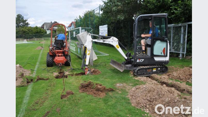 Auf dem A-Platz hat das Montagsteam im vergangen Jahr eine neue Beregnungsanlage (Bild) eingebaut. Drei Arbeitstage waren dafür erforderlich. Bild: ak
