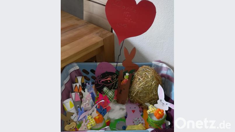 Bei der Herstellung der Ostergrüße hatten die Kinder tolle Einfälle. Bild: gz