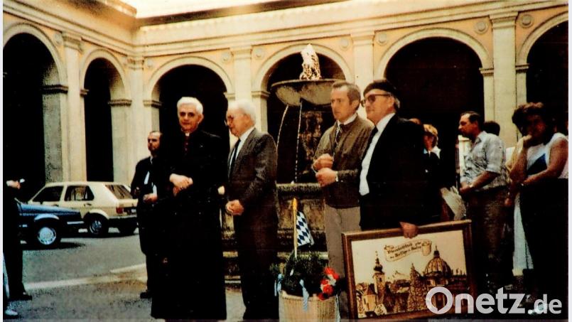 Kardinal Joseph Ratzinger (links) empfing vor 33 Jahren die Oberviechtacher mit Bürgermeister Josef Spichtinger, Stadtrat Ludwig Berger und Pfarrgemeinderatsvorsitzenden Michael Malterer (mit Geschenk) an der Spitze. Archivbild: lg