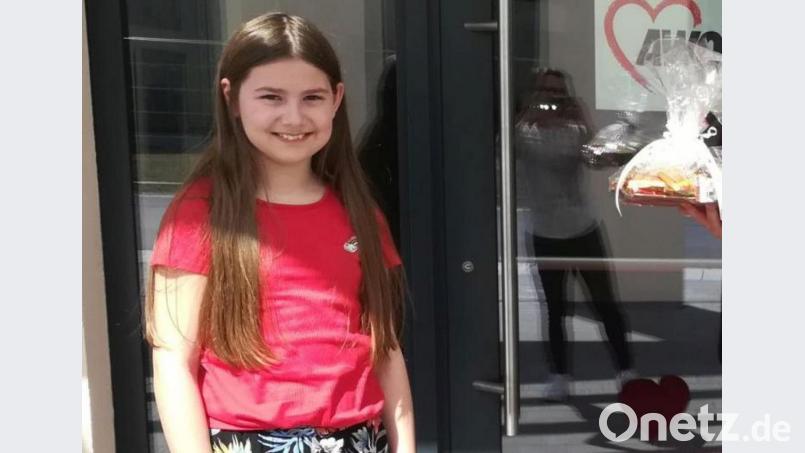 Stellvertretend für die Malkinder übergab Mia-Sophie Gawel die österlichen Geschenke an die AWO. Bild: gz