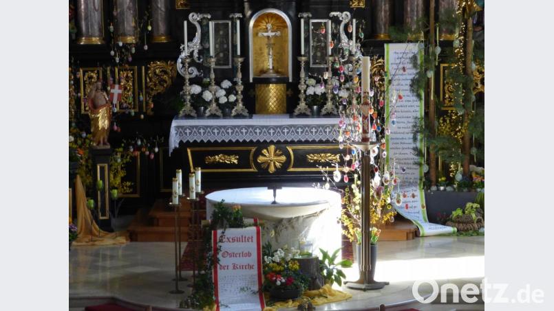 Hochfeste in der Kirche sind auch immer Hochfeste für Stadtpfarrer Edmund Prechtl, insbesondere wenn es ums Dekorieren geht. Bild: mng