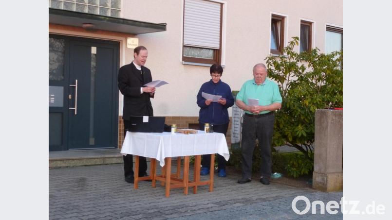 Ungewöhnliches österliches Ritual: Pfarrer Matthias Weih mit dem Ehepaar Elisabeth und Christian Liermann (von links). Bild: bk