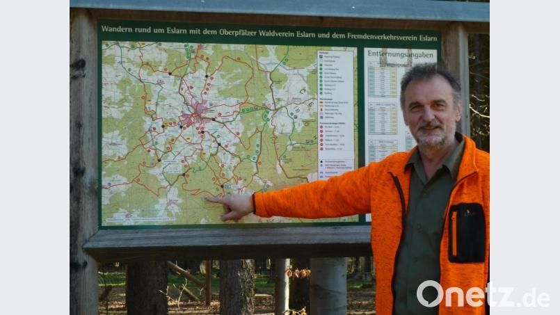 Revierleiter Rudolf Stadler an der Übersichtskarte am Ausgangspunkt beim Wildpark Eslarn. Bild: Portner