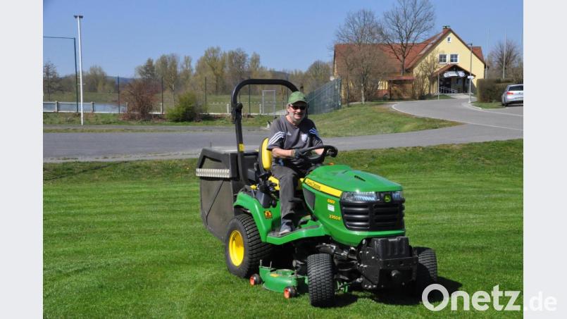 Norbert Moller wartet darauf, die unbedingt notwendigen Mäharbeiten auf den beiden SV-Spielfelder erledigen zu können. Bild: ak