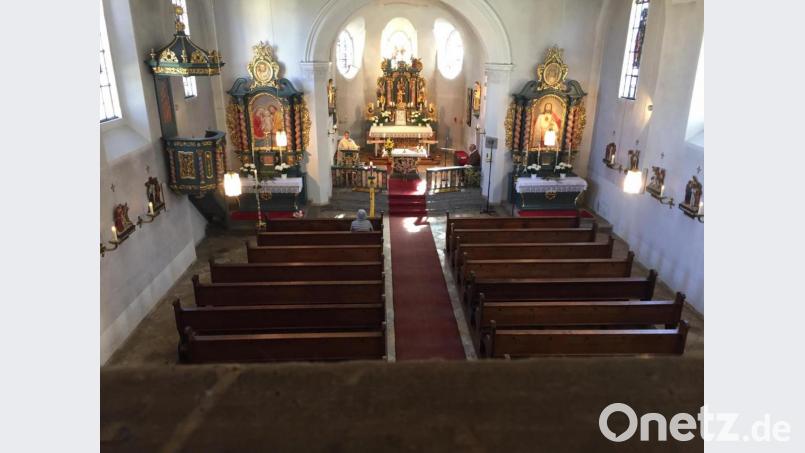 Pater Witold vom Kloster St. Felix feiert den Gottesdienst am Ostermontag in Wilchenreuth Bild: exb
