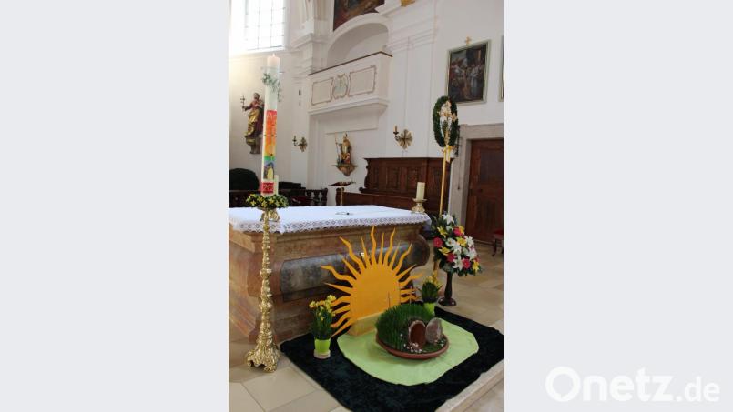 Österlich geschmückter Altar und Kerze der Stadtpfarrkirche Bild: exb