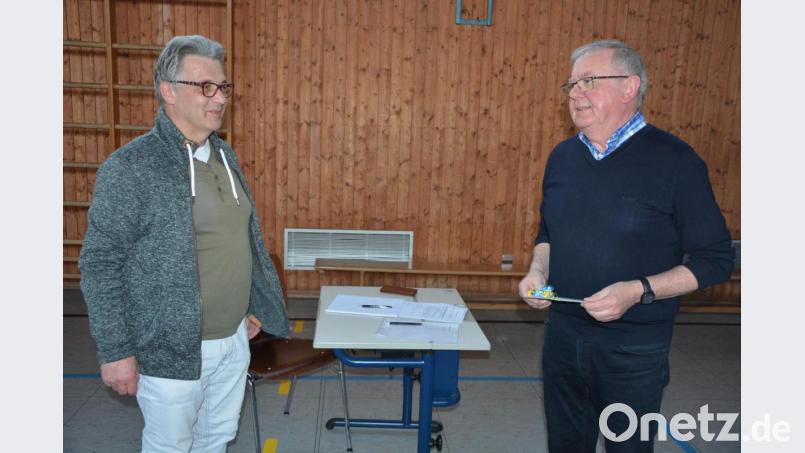Bürgermeister Ernst Neumann (rechts) dankte VG-Geschäftsleiter Klaus Schüßler für dessen unermüdlichen Einsatz in der Coronakrise mit einem Essensgutschein in einem Pechbrunner Landgasthof. Bild: jr