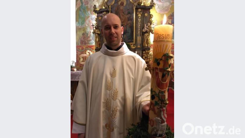 Kaplan Rafal zelebrierte die Auferstehungsfeier in St. Salvator, Störnstein Bild: exb