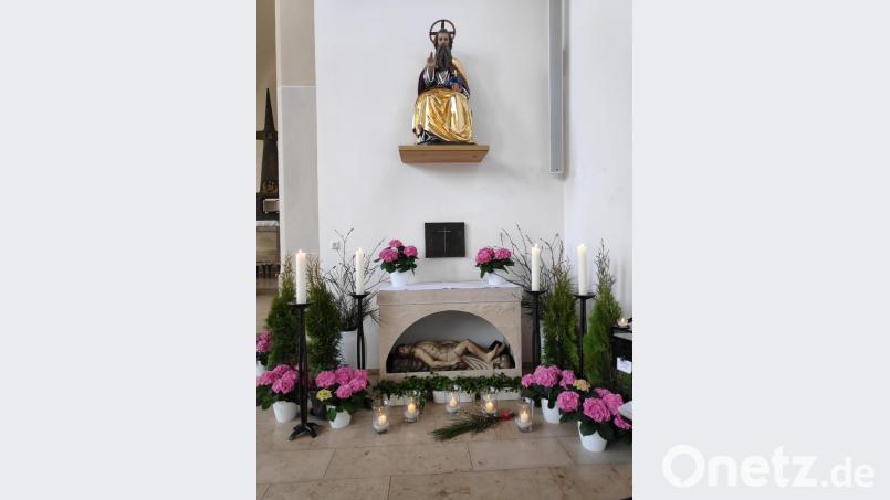 Das traditionell am Gründonnerstag mit Hotensien geschmückte Heilige Grab Bild: hok