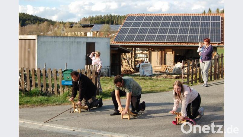 Ein &quot;Ratschen&quot; vor den Anwesen der Familien schweißte die Gemeinschaft im Waidhauser Hagendorf am Ostersamstag fest zusammen. Bild: fjo