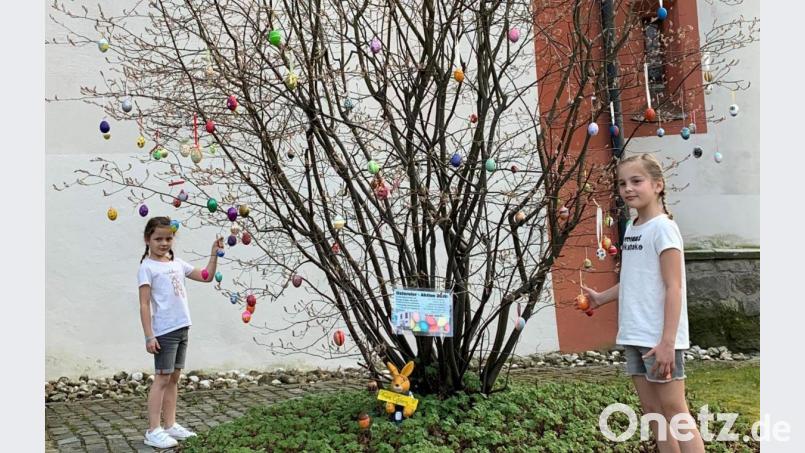 Auch die beiden Töchter Anna (9 Jahre) und Franziska (6Jahre, links) von Stefanie Kaiser-Lehner hängen Eier an den Osterstrauch. Bild: gz