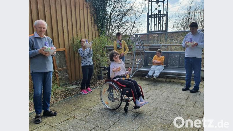 Albert hat sein Nest schon gefunden, Vanessa freut sich riesig, Julian auch und Matthias (stehend von links) schaut interessiert hinein. Die größte Freude hat aber Annemarie (Mitte). Lediglich Karla (in der Schaukel) scheint von Ostern nicht inspiriert zu sein. Bild: exb