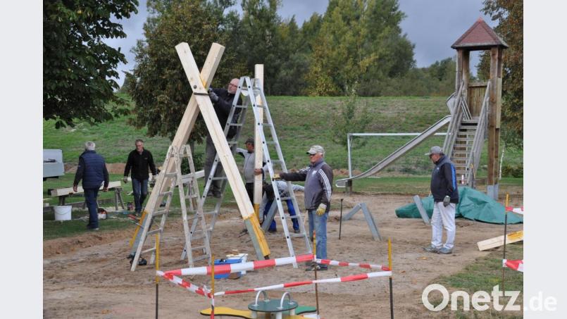 Das Montagsteam kümmert sich nicht nur um die Sportanlagen, sondern auch auch die Geräte für einen neuen Spielplatz installiert. Bild: ak