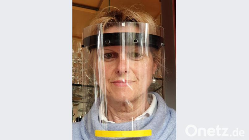 Monika Kainz aus Immenreuth demonstriert, wie das "Face-Shield" aussieht. Bild: stg