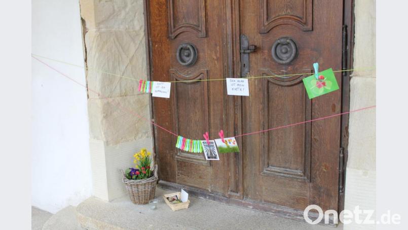 Liebevoll gestaltet ist die Gebetsleine am Haupttor der Martin-Luther-Kirche in Erbendorf. Gläubige können hier ihre Gedanken zu Gott bringen Bild: fks