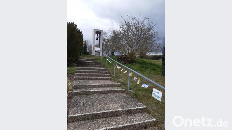 Auf der Treppe zur evangelischen Johanniskirche hängen kleine Mutmacher zum Mitnehmen Bild: lep