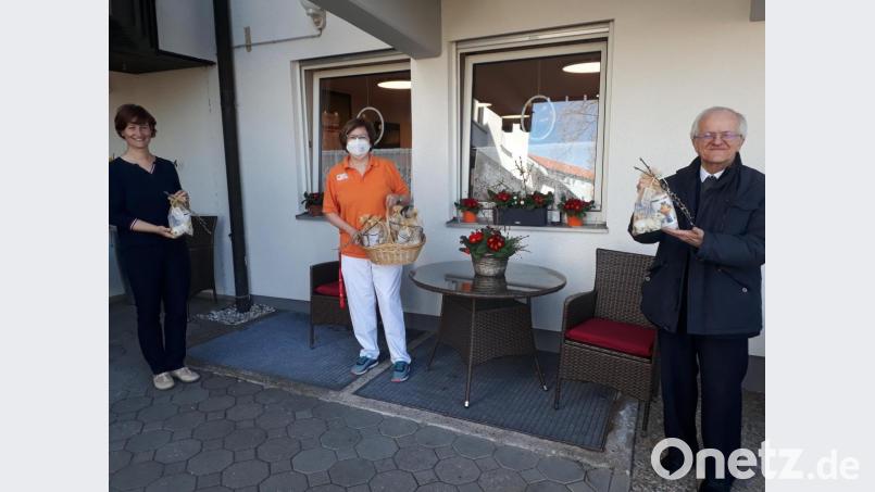 Stadtpfarrer Josef Häring und Tanja Kippes vom Helferkreis überbrachten vor dem Seniorenheim St. Martin an Sylvia Braun die Ostergeschenke für die knapp 80 Heimbewohner. Bild: fef