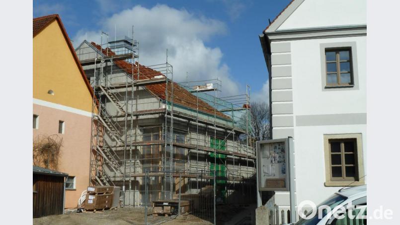 Die Dachziegel sind bereits in Häufchen aufgebracht. Bild: Portner