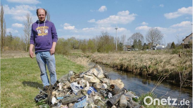 Haufenweise holt Thorsten Schinke den Müll aus dem Rosenbach. Hauptsächlich sind es Flaschen und Dosen, aber auch viele Plastikteile. Bild: ge