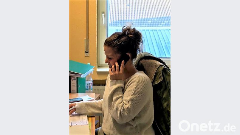 Sindy Hermann, Auszubildende zur Kauffrau im Büromanagement, redet am „Plaudertelefon“ mit Senioren und Pflegebedürftigen, die jetzt viel Zuspruch brauchen. Bild: exb