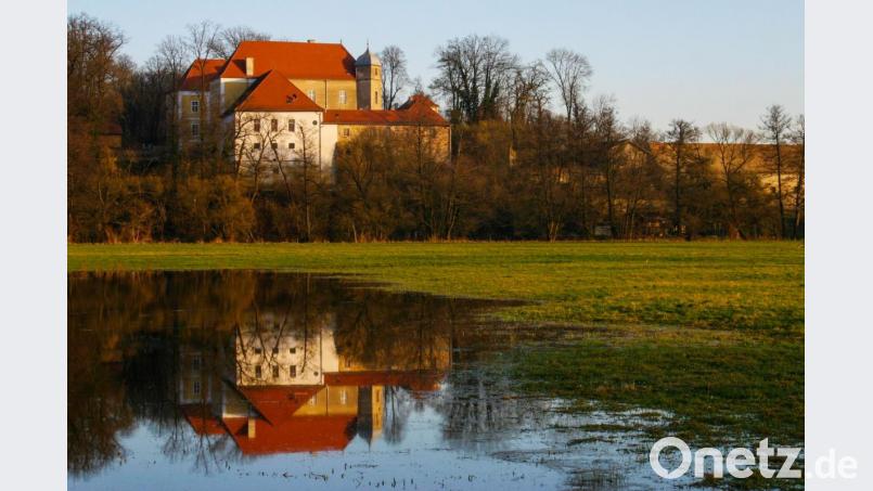 Auf Schloss Fronberg wird kurz nach Kriegsende am 26. Juni 1945 als „Flüchtlingskind“ der spätere Schriftsteller Joseph von Westphalen geboren, der hier auch seine Kindheit verbringt. Bild: Clemens Hösamer