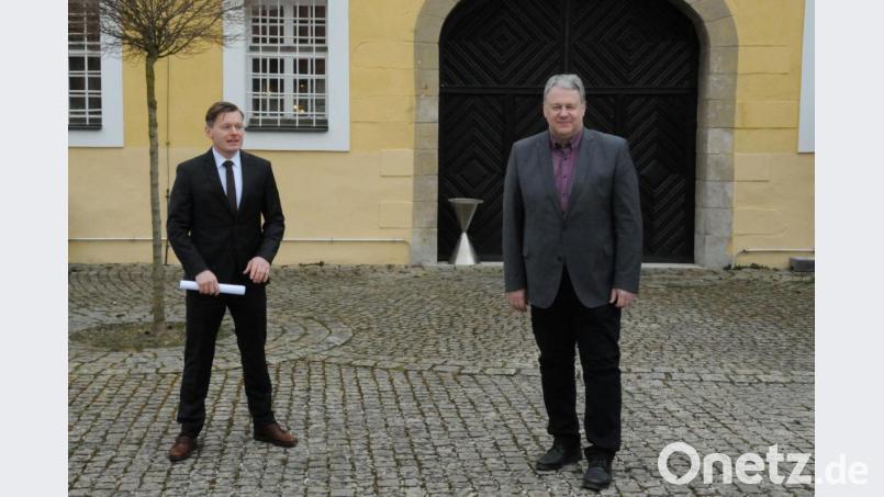 Landrat Richard Reisinger (rechts) stattete dem neuen Leiter des Bergbau- und Industriemuseums Ostbayern (BIMO)/Kultur-Schloss Theuern, Dr. Martin Schreiner, zu dessen Jubiläum einen Besuch ab. Die Distanz täuscht, der Landrat und der Museumsleiter haben einen engen Draht zueinander, heißt es. Bild: Martina Beierl/exb