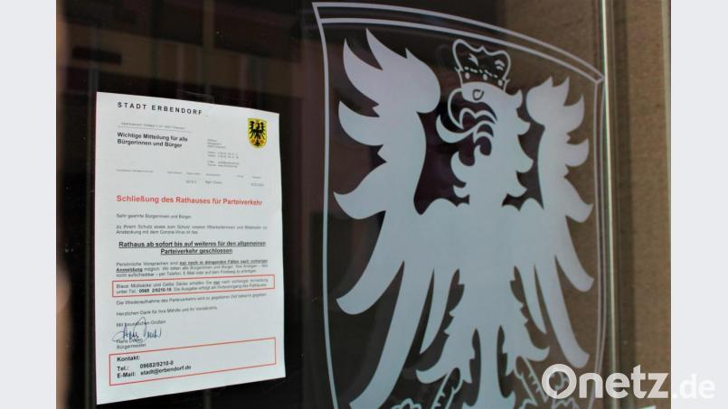 Auch das Erbendorfer Rathaus ist für den Parteiverkehr wegen der Coronakrise geschlossen. Hinter der Eingangstür arbeiten die Beschäftigten der Verwaltung aber weiter. Bild: ckl