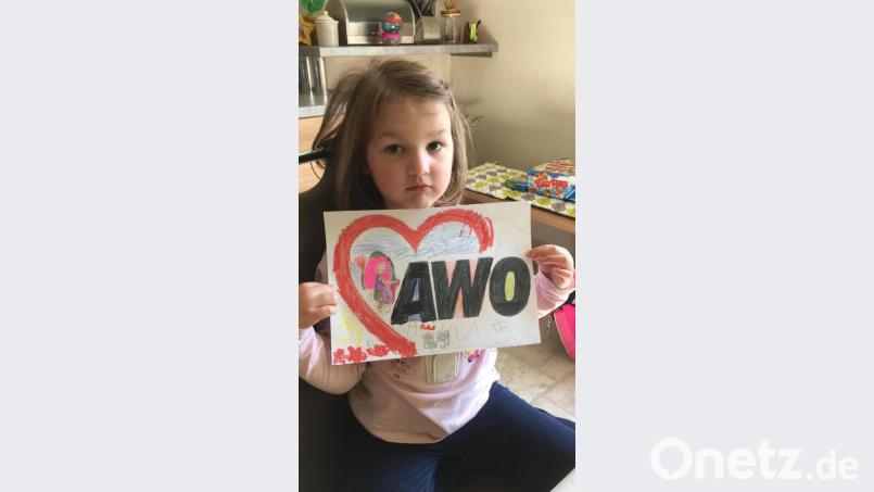 Auch die kleine Pia hat ein Bild gemalt, um Senioren zu erfreuen. Bild: exb