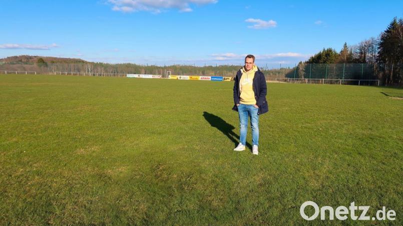 Alle öffentlichen und privaten Sportanlagen sind derzeit wegen der Coronakrise gesperrt. So auch der Fußballplatz des TSV Friedenfels. Spartenleiter Christian Härtl (Bild) hatte zusammen mit Trainer Markus Schaumberger und den Mannschaften noch viel vor in der Rückrunde der aktuellen Saison. Bild: bsc