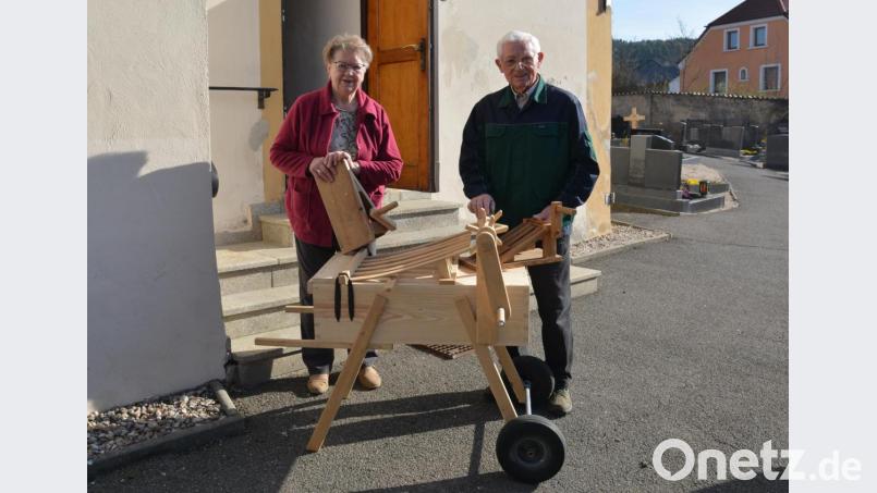 Mesnerin Barbara Dolles und Mesner Alfred Hausmann mit der neuen großen Standratsche und zwei der reparierten Handratschen. Bild: fdl