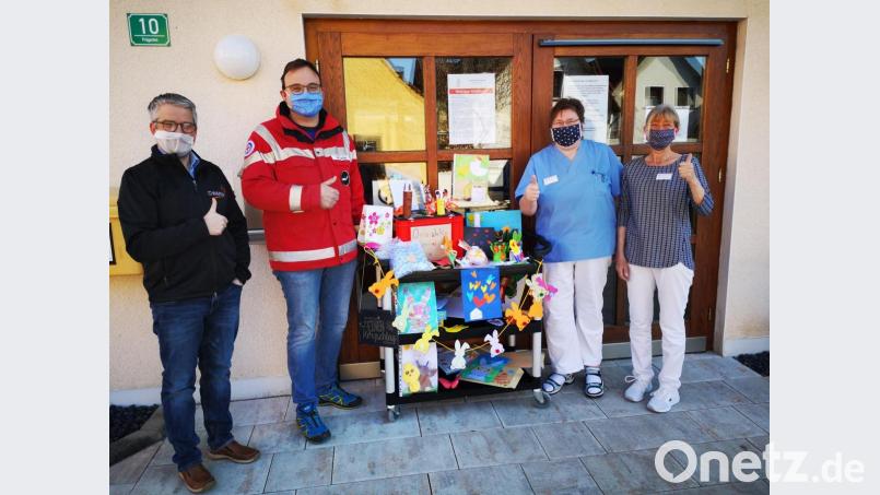 Die Vorsitzenden der Wasserwacht und Kolpingsfamilie Wolfgang Lotter (2. v. links) und Georg Hirmer (links) übergaben die Ostergeschenke an die Bewohner des St.-Johannis-Stifts. Die Altenpflegerinnen Rosi Kalb (2. v. rechts) und Annemarie Vogel (rechts) freuten sich sehr über die von Kindern gebastelten Unikate. Bild: hir