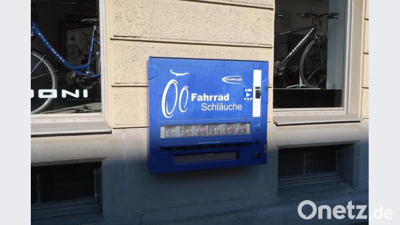 Ummontiert und blau umgespritzt: Aus einem ehemaligen Zigarettenautomat wurde ein Automat für Fahrradschläuche. Bild: Kunz