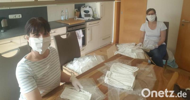 Unter Beachtung der Hygiene- und Abstandsregeln wurden die Mund- und Nasenmasken von den fleißigen Helferinnen Franziska Ebnet (rechts) und Christine Kick (links) eingetütet. Bild: exb