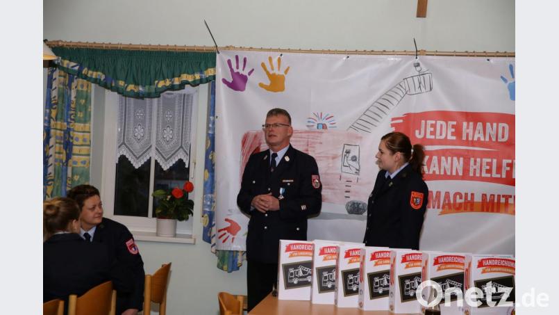 Harald Schmidt (Mitte) ist vom Kreisfeuerwehrverband aus für die Kinderfeuerwehren im Kreis Amberg-Sulzbach zuständig. Bild: egl
