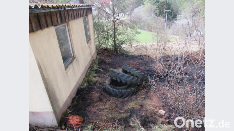 Vermutlich haben Glasscherben, die in der Sonne lagen, Traktorreifen in Brand gesteckt. Bild: Polizei Amberg