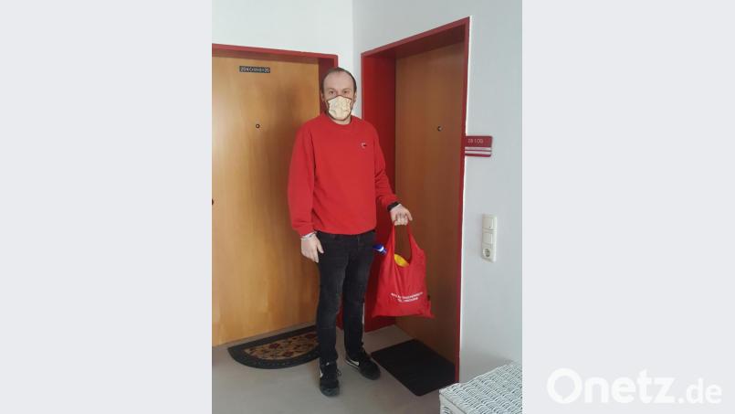Nur bis zur Haustür: Wolfgang Hecht vom mobilen sozialen Hilfsdienst bringt eine gefüllte Einkaufstasche zu einem Senior. Wenn es auch bitter ist für die Pflegebedürftigen, auf soziale Kontakte muss verzichtet werden. Bild: exb