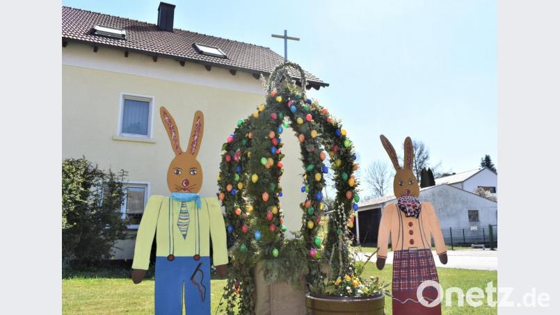 Eine Osterhasen-Mama und einen -papa gibt es in Gößenreuth zu bewundern. Bild: rgr