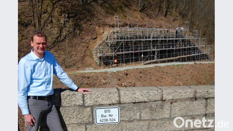 Bürgermeister Ernst Schicketanz erläuterte die derzeitige Sanierung der Granit-Stützmauer am Fuße des Kalvarienberges. Bild: sm